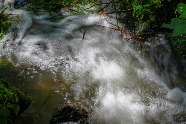 川に注ぐ公園内の水の流れ — ストック写真