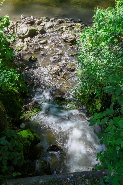 川に注ぐ公園内の水の流れ — ストック写真