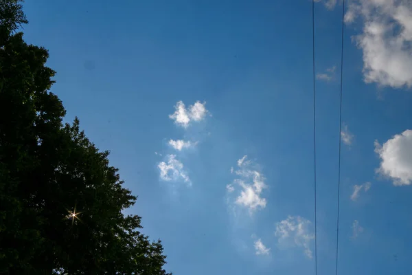 八月的晴天 蓝天白云 — 图库照片