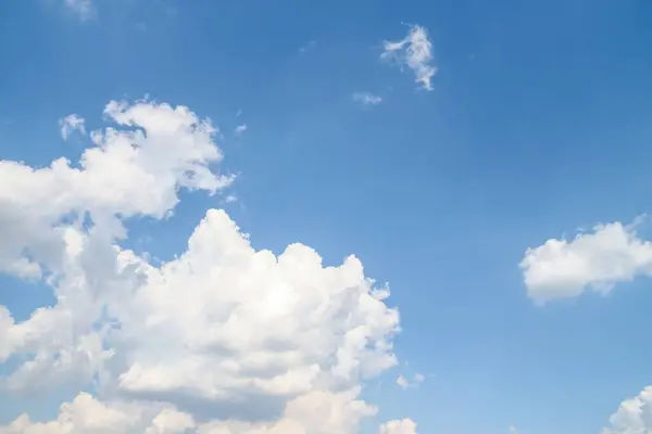 Langit Biru Dan Awan Putih Pada Hari Yang Cerah Pada — Stok Foto