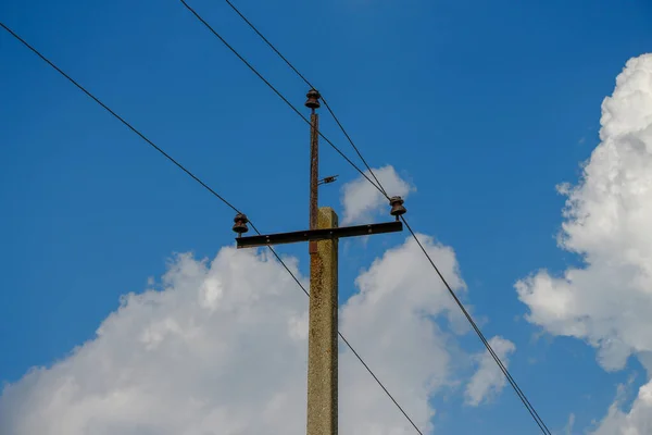 八月的蓝天和电力线路 — 图库照片