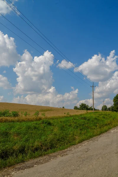 Błękitne Niebo Linie Energetyczne Sierpniu — Zdjęcie stockowe