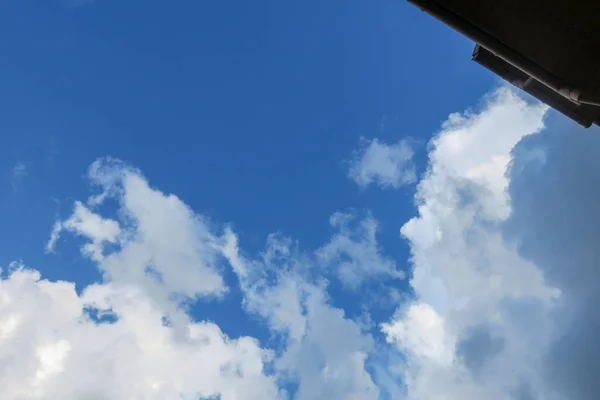 Голубое Небо Белые Облака Прекрасную Летнюю Погоду — стоковое фото