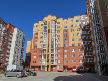 İkamet alanındaki bir apartmanın ön cephesi.