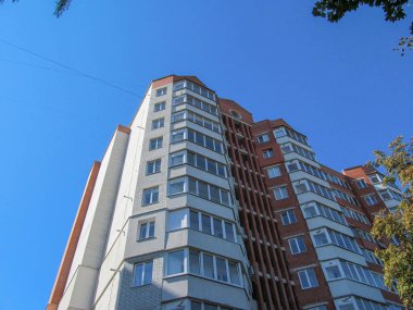 İkamet alanındaki bir apartmanın ön cephesi.