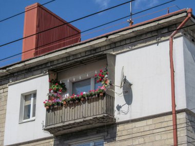 İkamet alanındaki bir apartmanın ön cephesi.