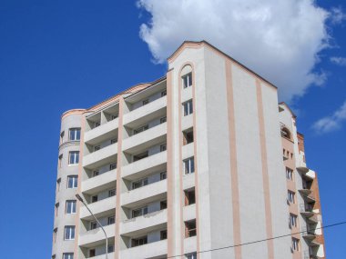 İkamet alanındaki bir apartmanın ön cephesi.