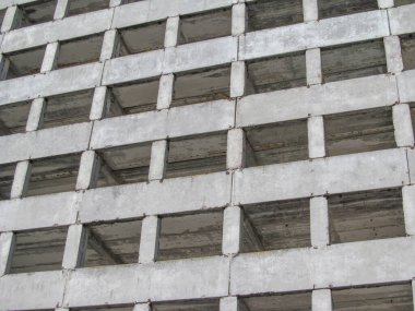 Şehrin kenar mahallelerindeki çok katlı tamamlanmamış ev.