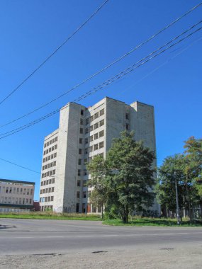 Şehrin kenar mahallelerindeki çok katlı tamamlanmamış ev.