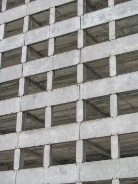 Şehrin kenar mahallelerindeki çok katlı tamamlanmamış ev.