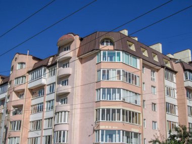 İkamet alanındaki bir apartmanın ön cephesi.