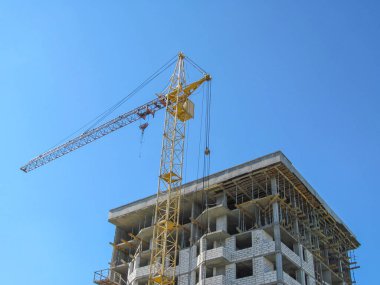 Bir yerleşim bölgesinde bir apartman inşaatı