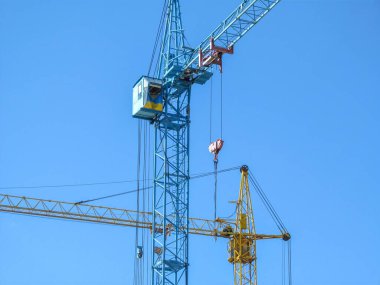 Bir yerleşim bölgesinde bir apartman inşaatı