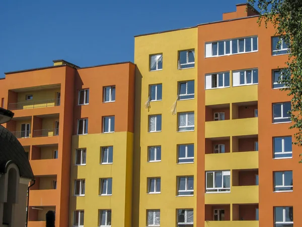 İkamet alanındaki bir apartmanın ön cephesi.