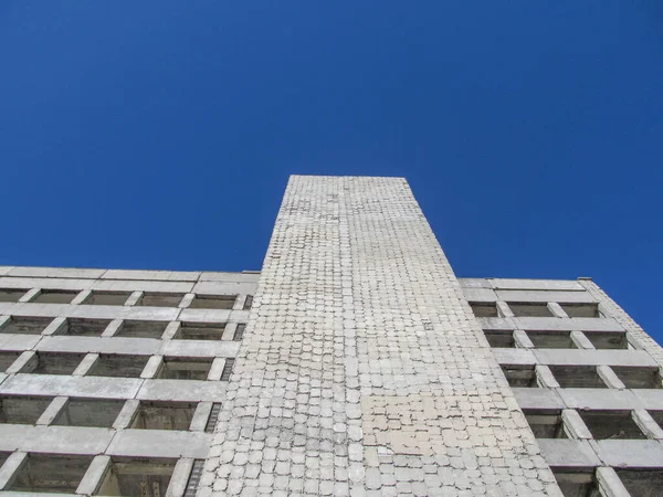 Betonový Vícepodlažní Nedokončený Dům Okraji Města — Stock fotografie