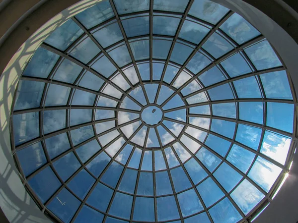购物中心的玻璃穹顶或屋顶 — 图库照片