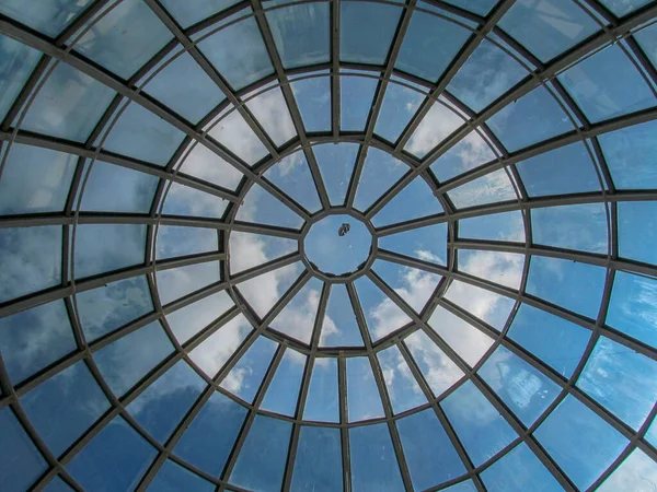 购物中心的玻璃穹顶或屋顶 — 图库照片