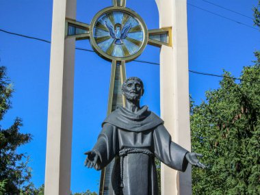 Kurtuluş Bulutu 'nun yanındaki Aziz Francis anıtı. Ternopil, Ukrayna