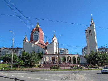 Pazar ayini sırasında Ukrayna Hristiyan Kilisesi 'nin güzel binası. Ternopil, Ukrayna