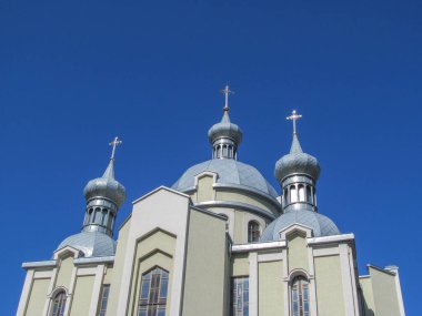 Pazar ayini sırasında Ukrayna Hristiyan Kilisesi 'nin güzel binası. Ternopil, Ukrayna
