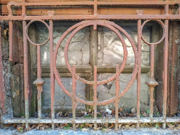 窓に古代の金属錬鉄格子 — ストック写真