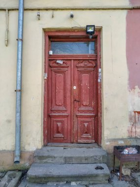 Şehrin eski ahşap kapısı.