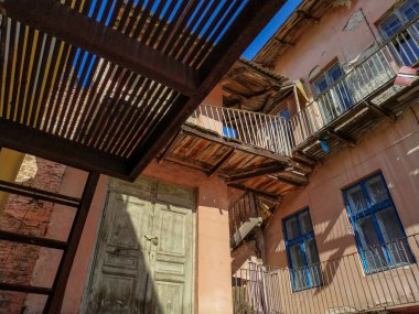 Şehirdeki eski bir evde eski acil durum ahşap merdivenleri. Ternopil, Ukrayna