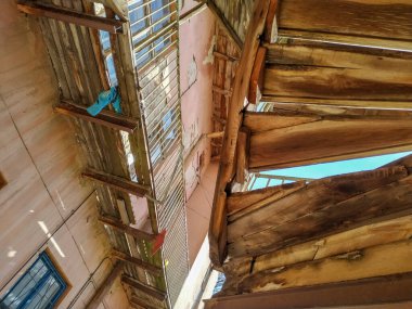 Şehirdeki eski bir evde eski acil durum ahşap merdivenleri. Ternopil, Ukrayna