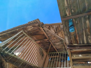 Şehirdeki eski bir evde eski acil durum ahşap merdivenleri. Ternopil, Ukrayna