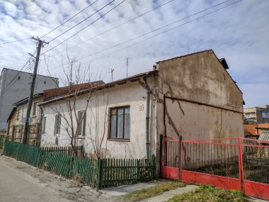 Baharda şehirde eski bir evin cephesi