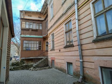 Baharda şehirde eski bir evin cephesi