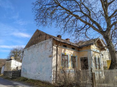 Baharda şehirde eski bir evin cephesi