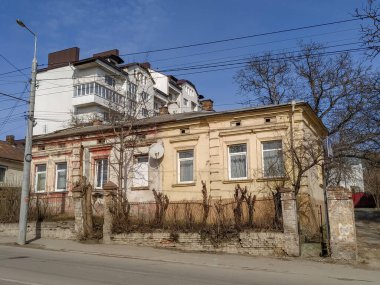 Baharda şehirde eski bir evin cephesi