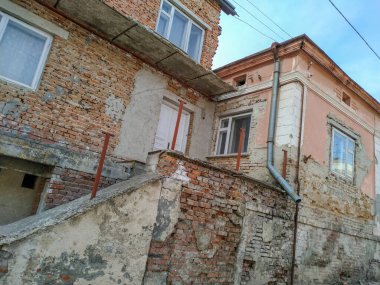 Baharda şehirde eski bir evin cephesi