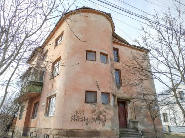 Baharda şehirde eski bir evin cephesi