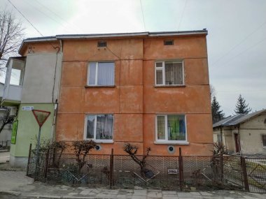 Baharda şehirde eski bir evin cephesi