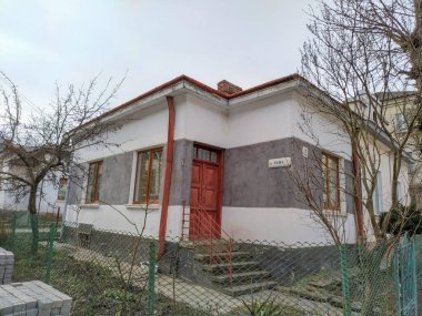 Baharda şehirde eski bir evin cephesi