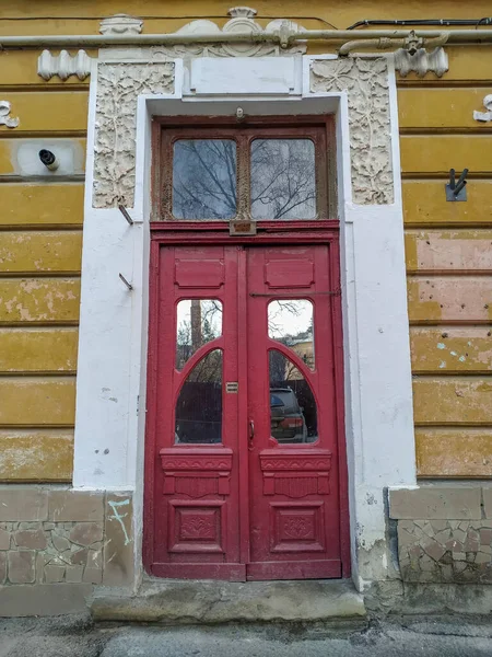 市内の古代の木製のドア — ストック写真