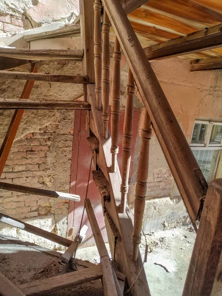 Şehirdeki Eski Bir Evde Eski Acil Durum Ahşap Merdivenleri Ternopil — Stok fotoğraf