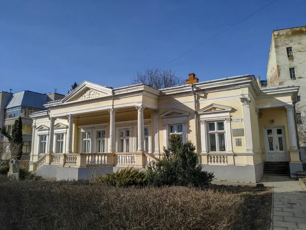 Фасад Старого Дома Городе Весной — стоковое фото