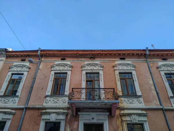 Gebouw Van Een Oud Huis Stad Het Voorjaar — Stockfoto