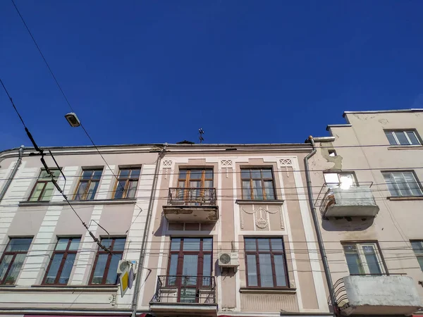 Fachada Uma Casa Velha Cidade Primavera — Fotografia de Stock