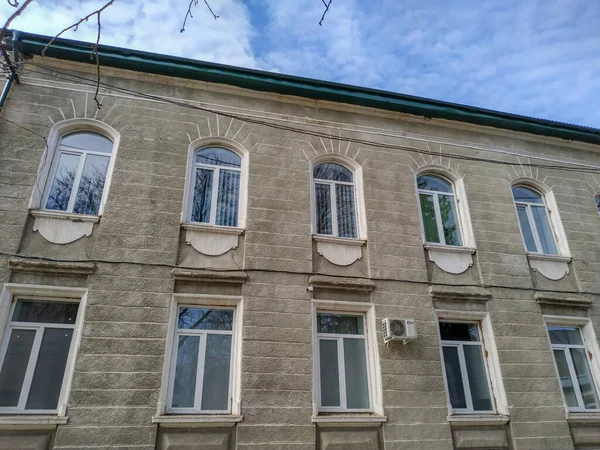 Façade Une Vieille Maison Dans Ville Printemps — Photo