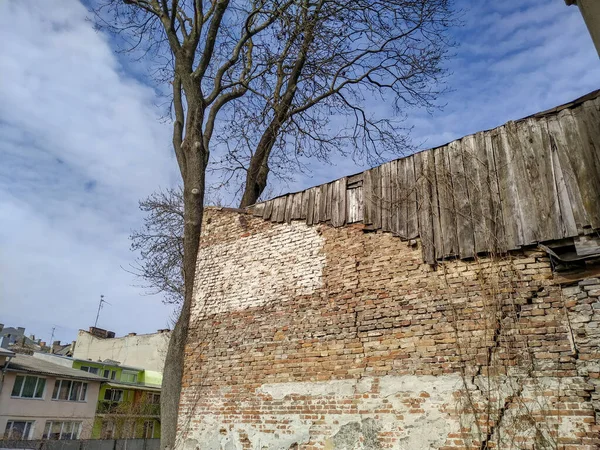 Фасад Старого Дома Городе Весной — стоковое фото