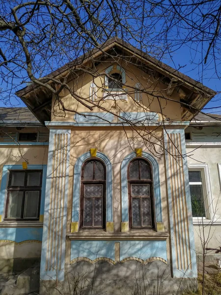 Fasada Starego Domu Mieście Wiosną — Zdjęcie stockowe