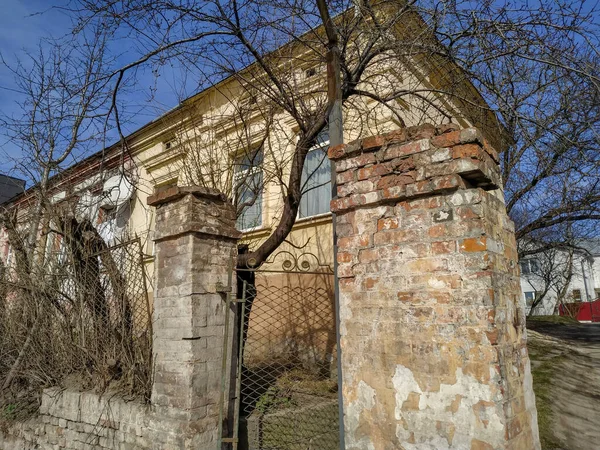 Fasada Starego Domu Mieście Wiosną — Zdjęcie stockowe