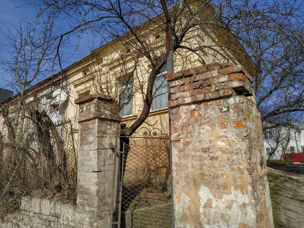 Façade Une Vieille Maison Dans Ville Printemps — Photo