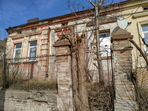 Facciata Una Vecchia Casa Città Primavera — Foto Stock