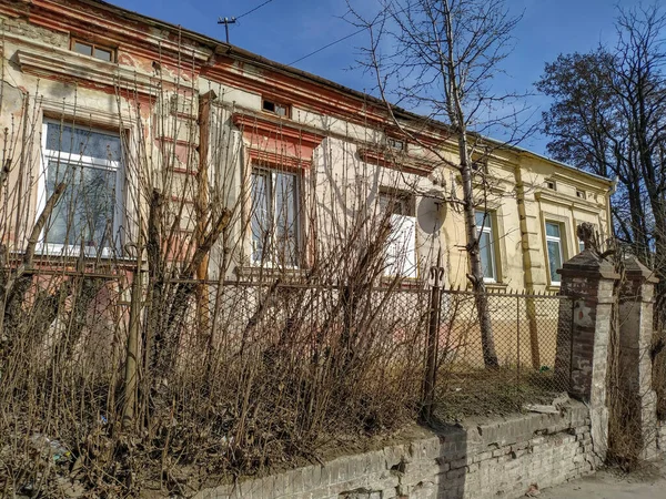 Gebouw Van Een Oud Huis Stad Het Voorjaar — Stockfoto