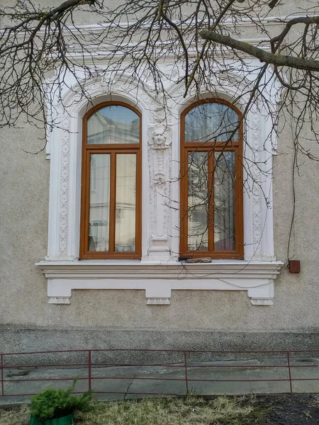 Фасад Старого Дома Городе Весной — стоковое фото